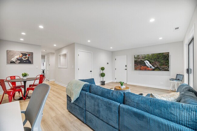 Building Photo - 2335 W Touhy Ave