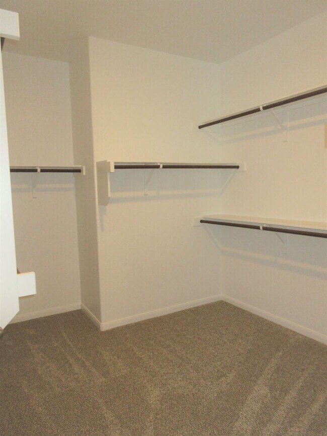 Building Photo - 4-Bedroom Home in Oak Creek - Highly Sough...