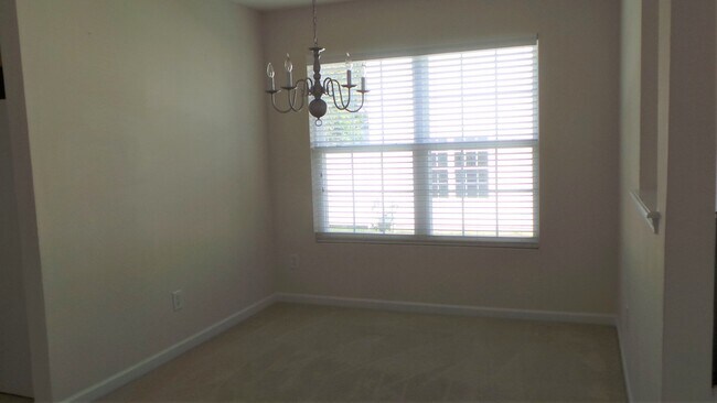 Building Photo - ~~ 4 Bedroom End Unit Townhome            ...