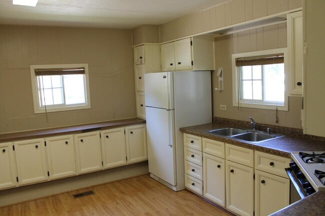 Building Photo - 112 E Cherry St