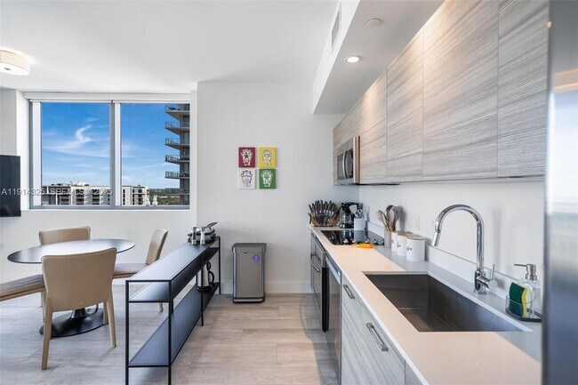 Building Photo - 121 NE 34th St