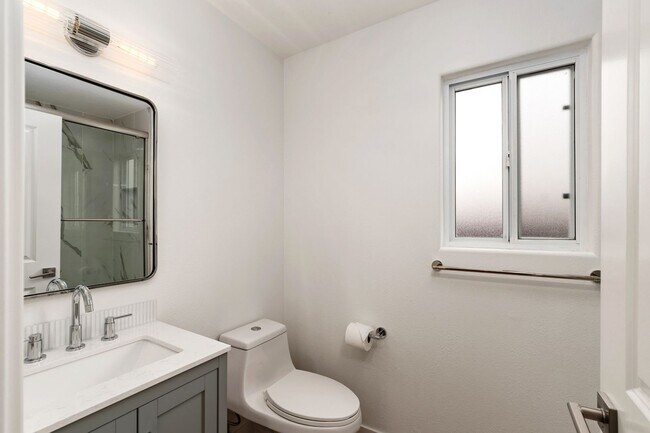 Building Photo - Luxurious Coastal Retreat with Stunning Oc...