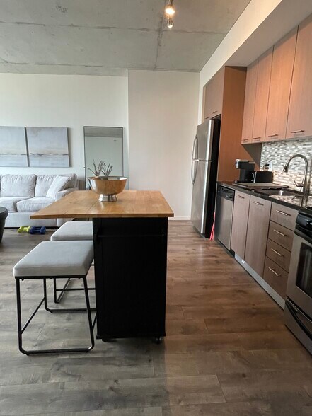 Building Photo - 659 W Randolph St