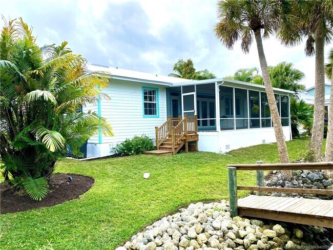 Building Photo - 625 SW Salerno Rd