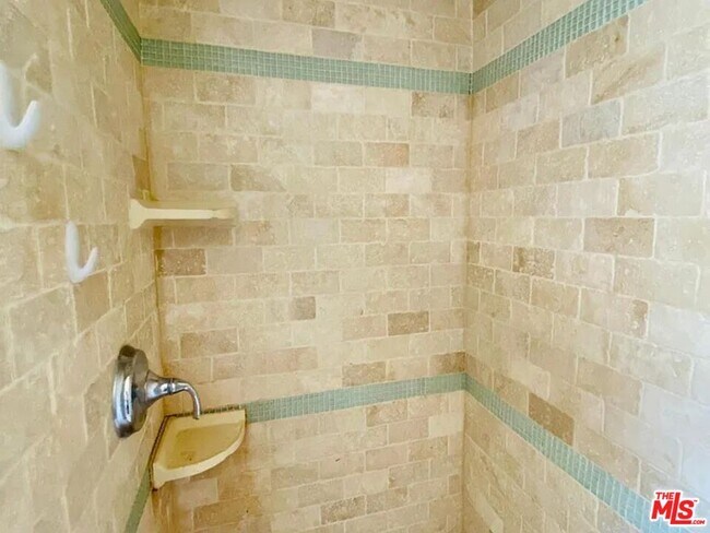 Building Photo - 942 S Mansfield Ave