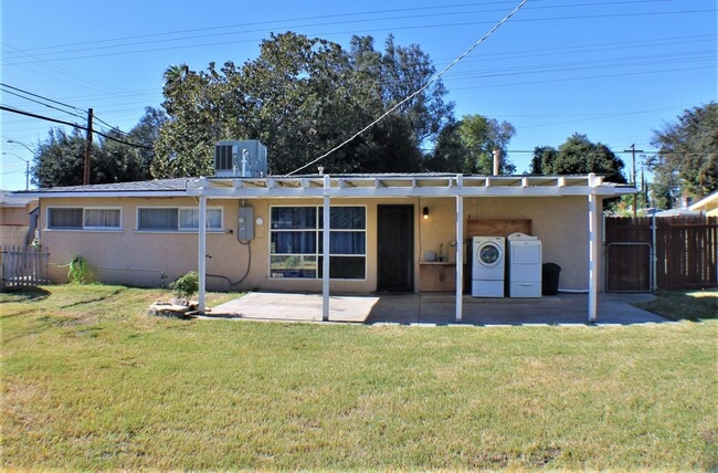 Building Photo - Charming Riverside Home on Hillside Avenue!