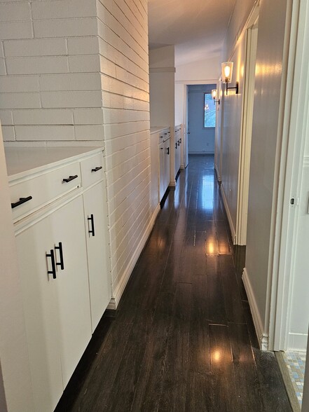 upstairs hallway - 3657 Broadmoor Blvd