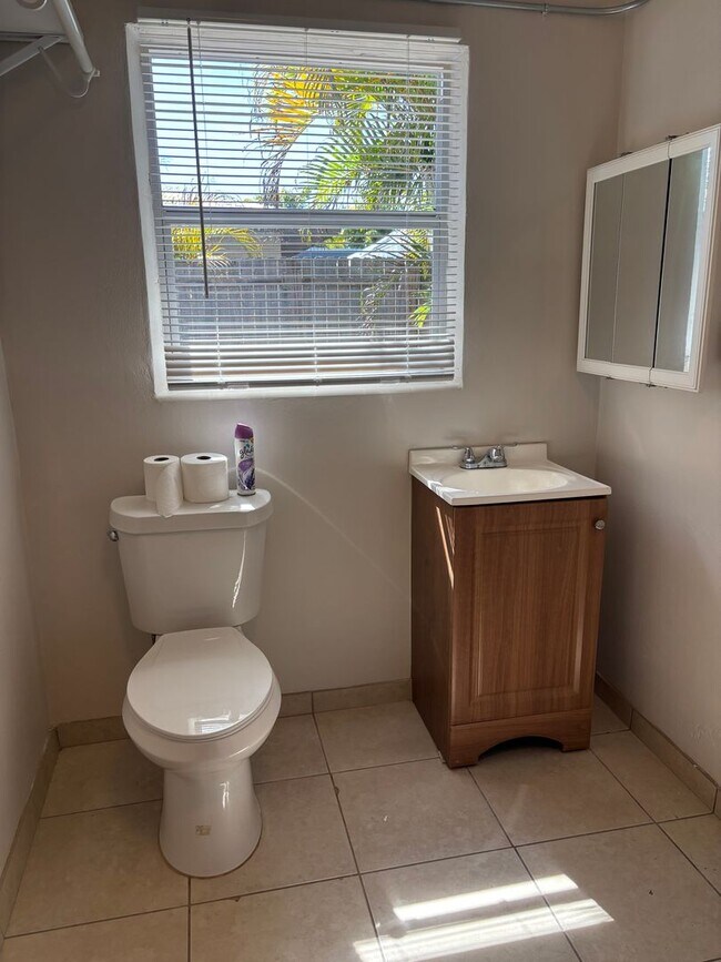 Building Photo - For Rent in Southgate