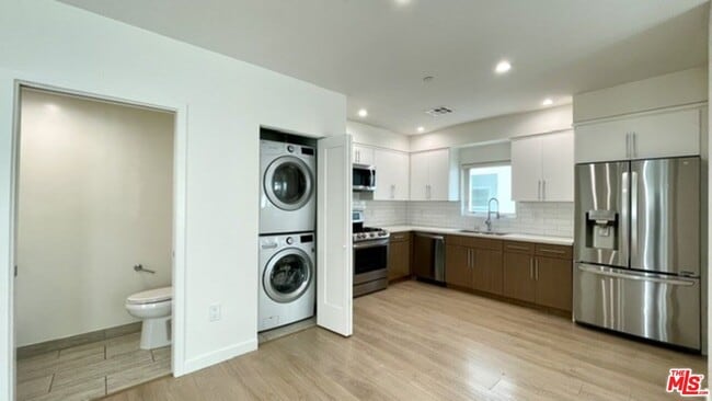 Building Photo - 5222 Satsuma Ave