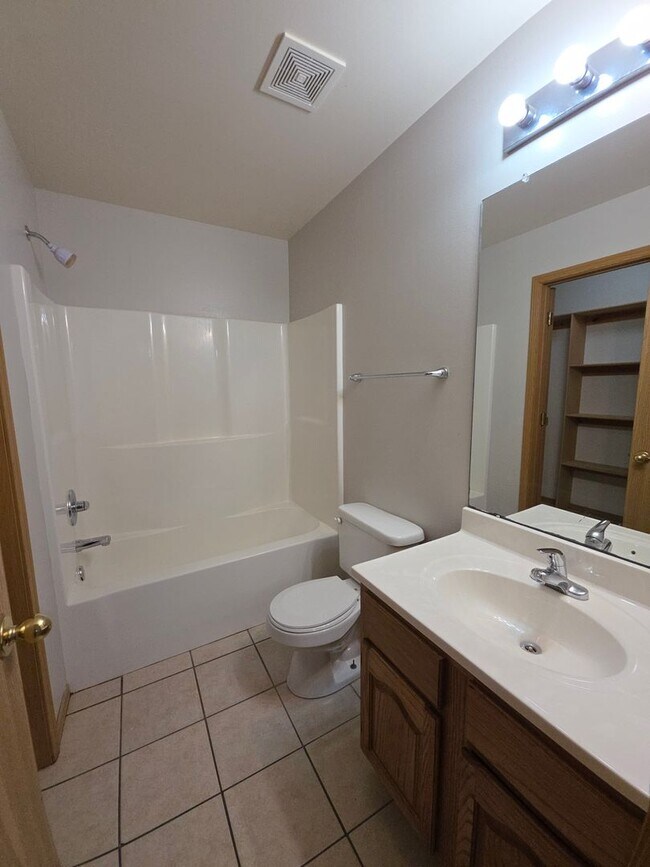 Building Photo - 1109 S Oswego Ave