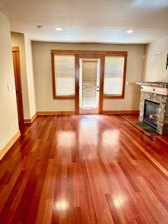 Building Photo - West Seattle Townhouse, Location Location ...
