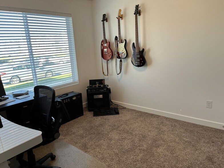 Building Photo - 1112 E Hatch Row