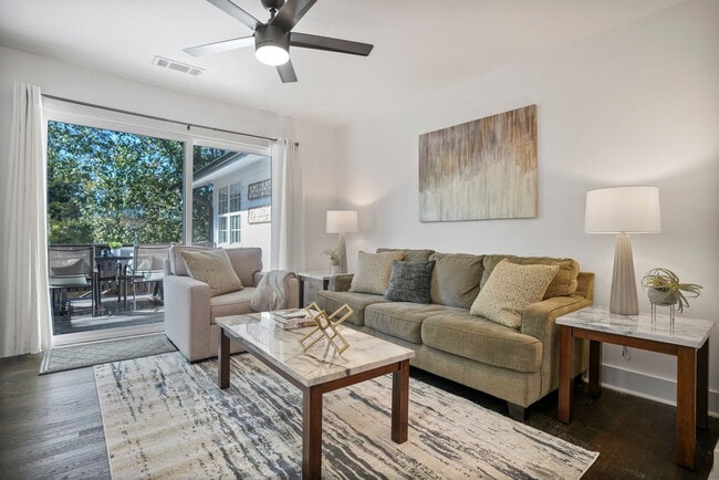 Building Photo - 975 Shadowridge Dr SE