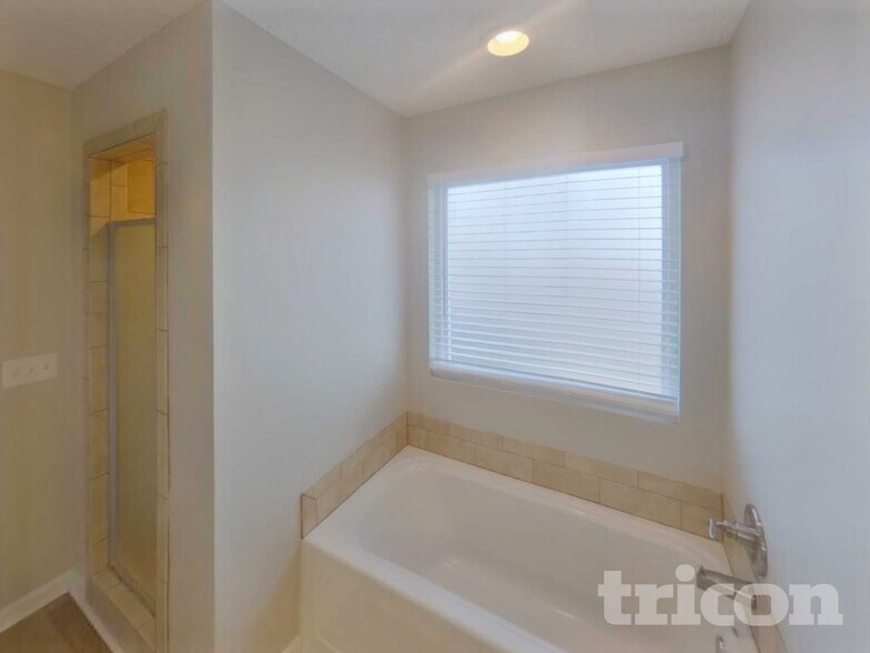 Building Photo - 1020 Niagra Way