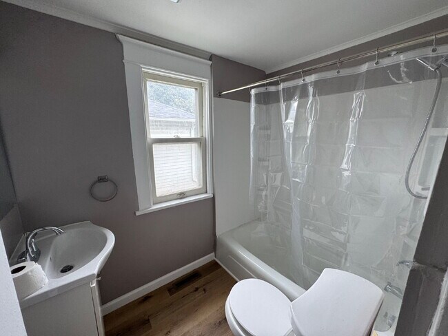 Building Photo - Charming 4-Bed Oasis in Minneapolis – Spacious 1500 Sq Ft Gem!