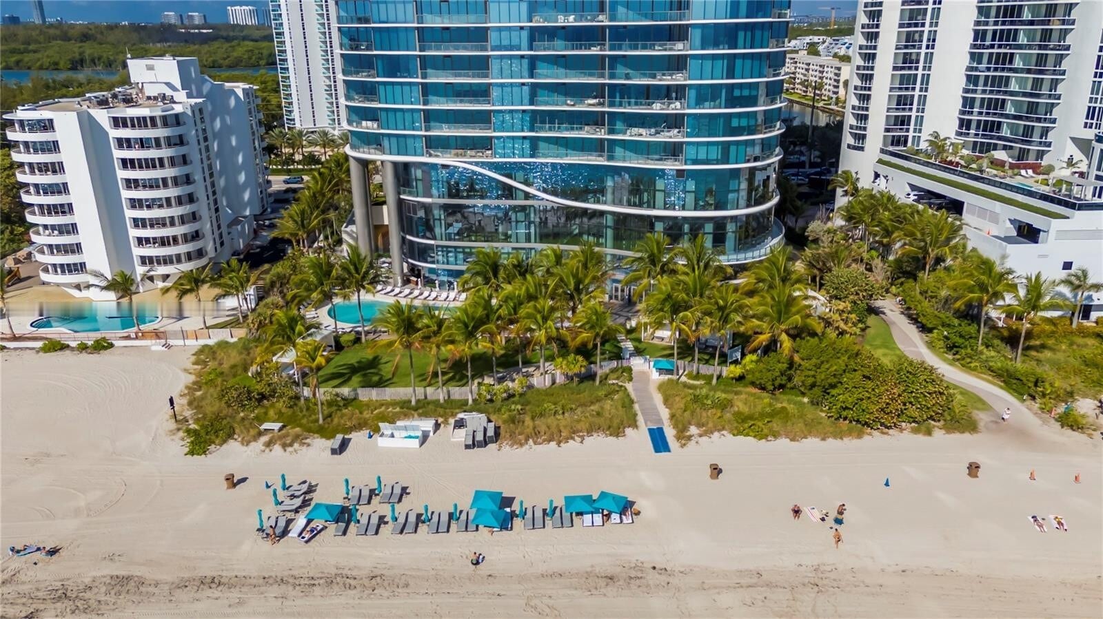 Building Photo - 15701 Collins Ave