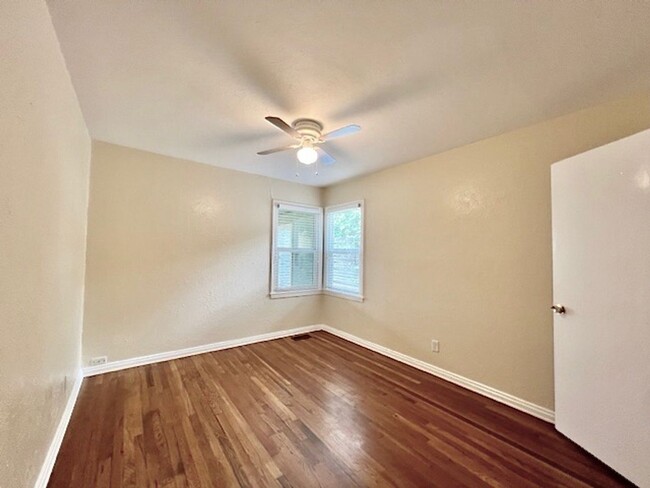 Building Photo - ADORABLE TWO BED IN HILLSIDE NEIGHBORHOOD!