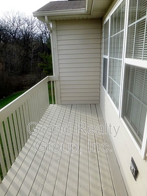 Building Photo - 1075 N Village Dr