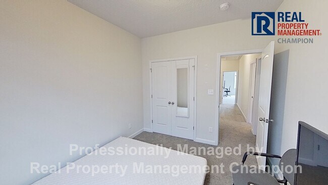 Building Photo - Fabulous Townhome with Open Floorplan