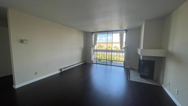 Building Photo - 2101 Shore Line Dr
