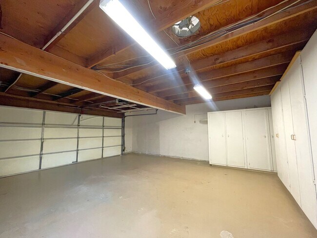 Building Photo - AVAILABLE NOW!  3 Bedroom 2 Bathroom Condo in Sunrise Country Club