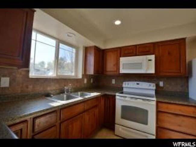 Building Photo - Beautifully Renovated Duplex in Salt Lake City