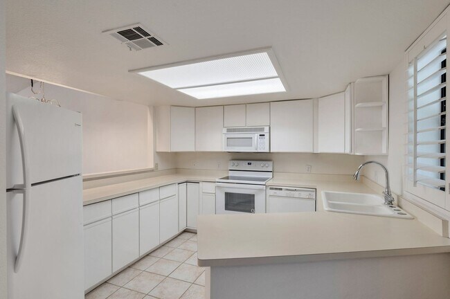 Building Photo - Charming 2 Bedroom, 2 Bathroom in Fountain Hills, AZ