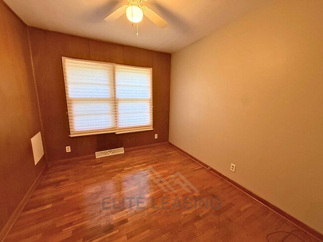Building Photo - 3 Bedroom, 1 Bathroom Available Now
