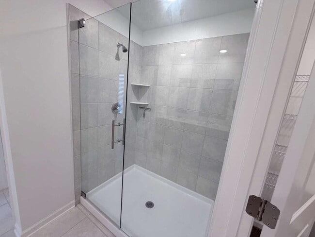 Building Photo - Available for Rent 5 spacious bedrooms and 2.5 bathrooms