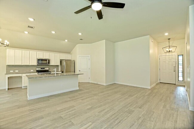 Building Photo - 10620 W Lakeview Dr