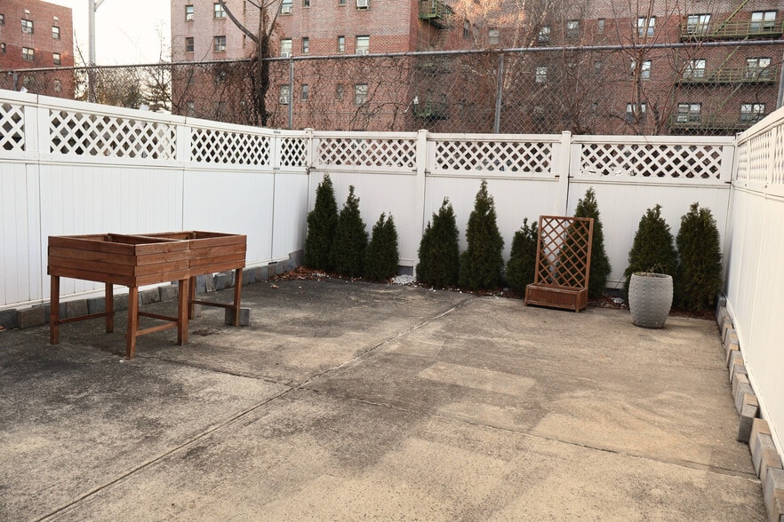 private backyard with raised garden beds - 31 Towers St