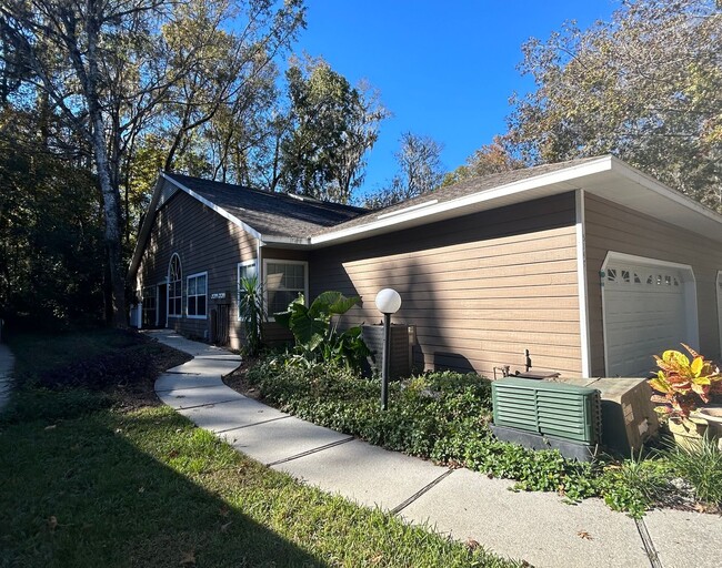 Building Photo - Vintage View 3/2 with Two Car Garage