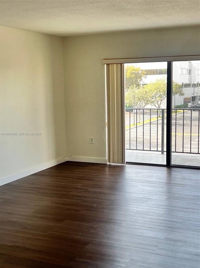 Building Photo - 10431 N Kendall Dr