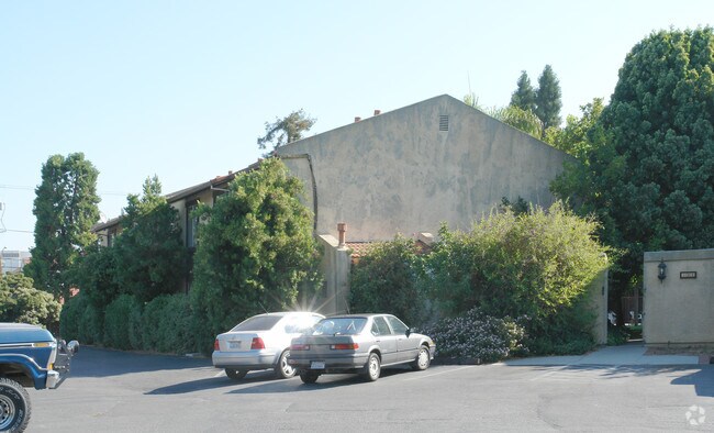 Building Photo - 131 Rose Ct