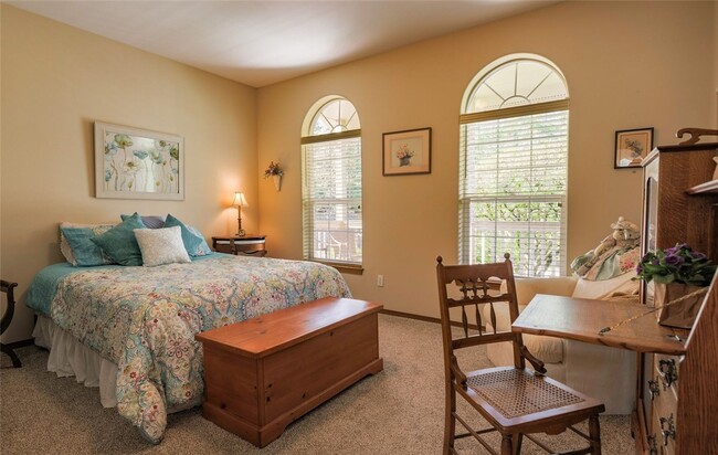 Building Photo - 3 Bed, 2 Bath PLUS Bonus Room SHORT TERM R...