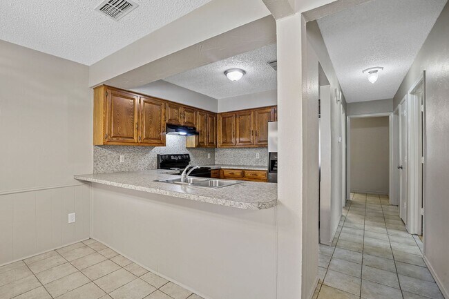 Building Photo - 2429 Lakeview Cir