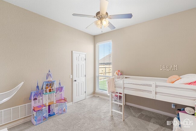 Building Photo - 5009 Lantana Dr