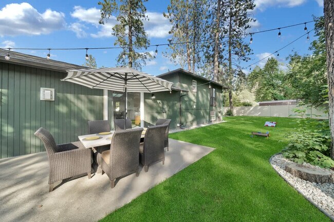 Building Photo - 5999 N Pinegrove Dr
