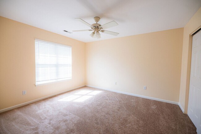 Building Photo - Stunning 6 bedroom 2.5 bathroom corner lot home in High Point with 2 car garage