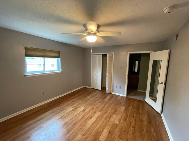 Building Photo - 500 Lake Marina Ave