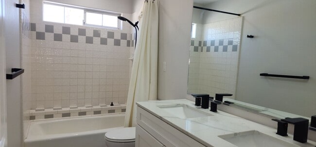 Building Photo - Spacious 4-bedroom Home Available in Desert Shores!