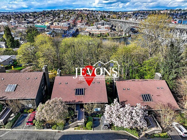 Building Photo - Top-floor 2-level condo with brand-new kit...