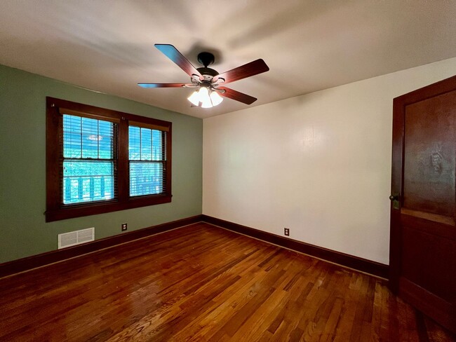Building Photo - 3 Bedroom, 1 Bath, Nice Backyard!