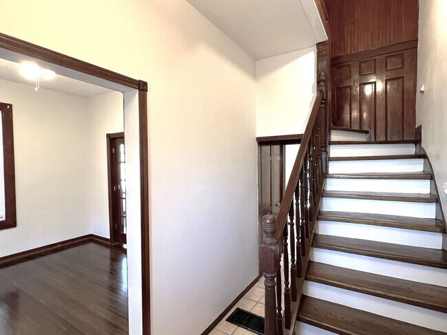 Building Photo - Beautiful original woodwork!  3 bed South Omaha home!