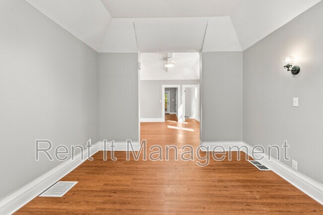 Building Photo - 3042 Cottage Grove Ave