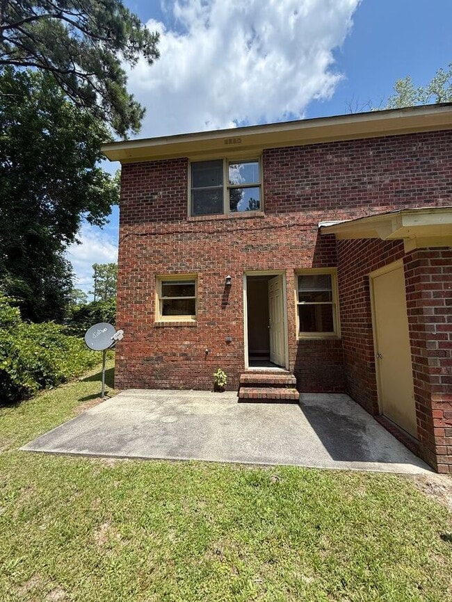 Building Photo - Two story duplex home! feels private like ...