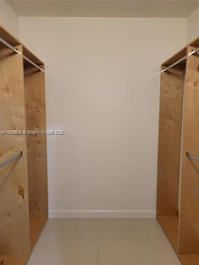 Building Photo - 1027 SW 11th Ave