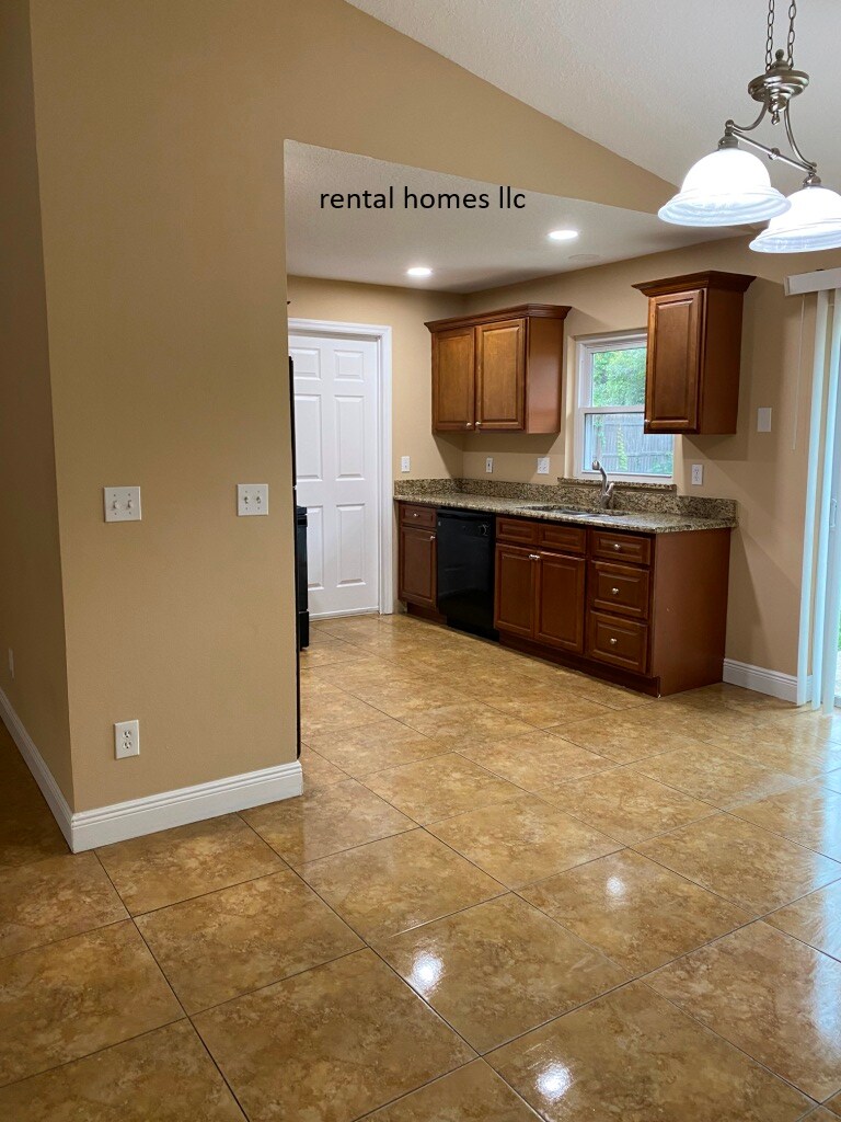 Building Photo - 141 Clyde Ave