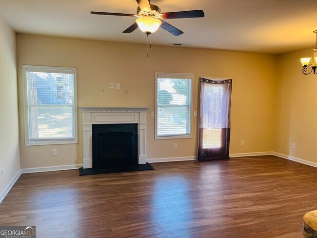 Building Photo - 233 Bobbie Way