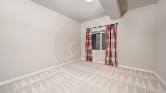 Building Photo - Gorgeous Rancher Located in University Bluffs